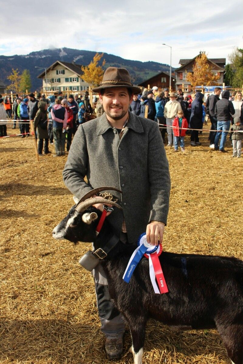 Martin Netzer darf seine Prachtziege zur Tagessiegerin schmücken.