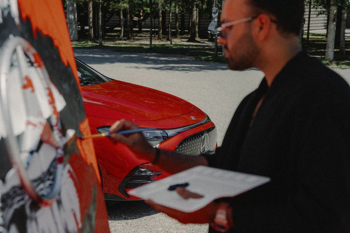 Mercedes und die Festspiele setzten in diesem Jahr ein gemeinsames Kunstprojekt mit dem österreichischen Künstler Sumukh Srivastava um. ⇒Mercedes-Benz Österreich