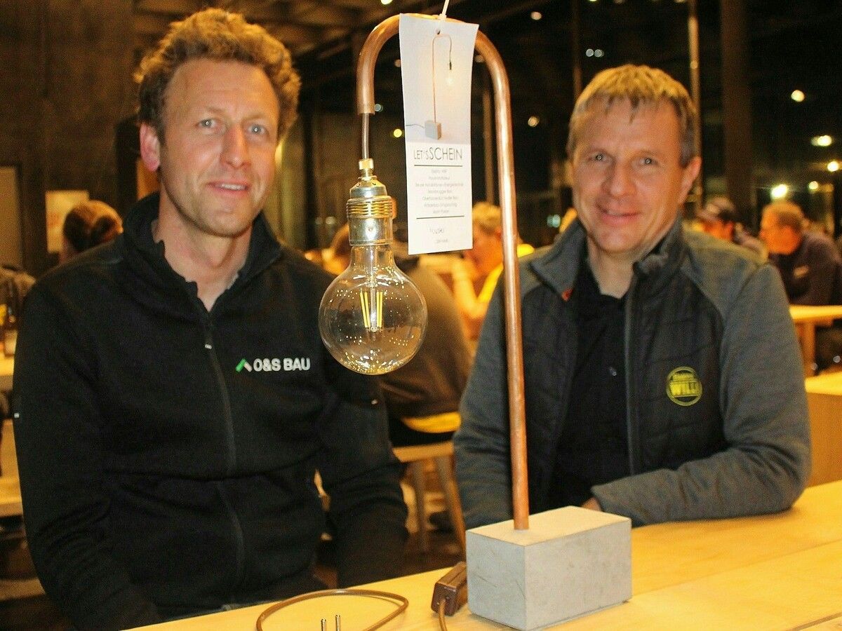 Michael Pircher (l.) von Schedler & Oberhauser und Peter Willi, zwei der vier Partner beim Projekt „Let’s-Werk-Lampe“.