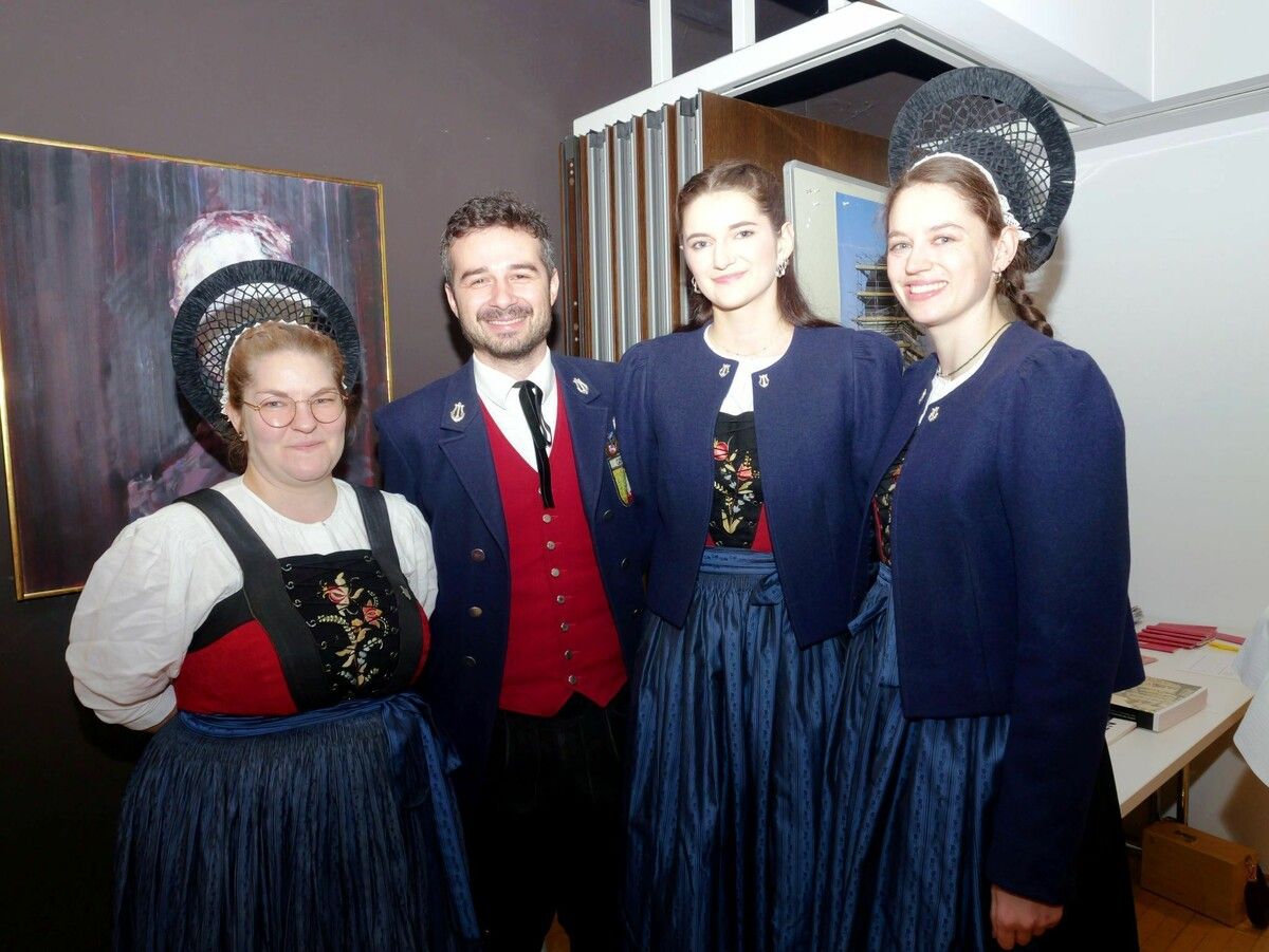 Michele, Anna-Maria und Nina mit Jugendkapellmeister Dominik Lerchster. ⇒HE
