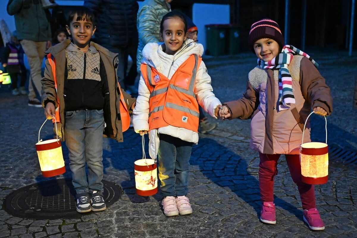 Mit dem Laternenumzug begann das Martinsfest im Kindergarten Hatlerstraße.⇒Laurence Feider