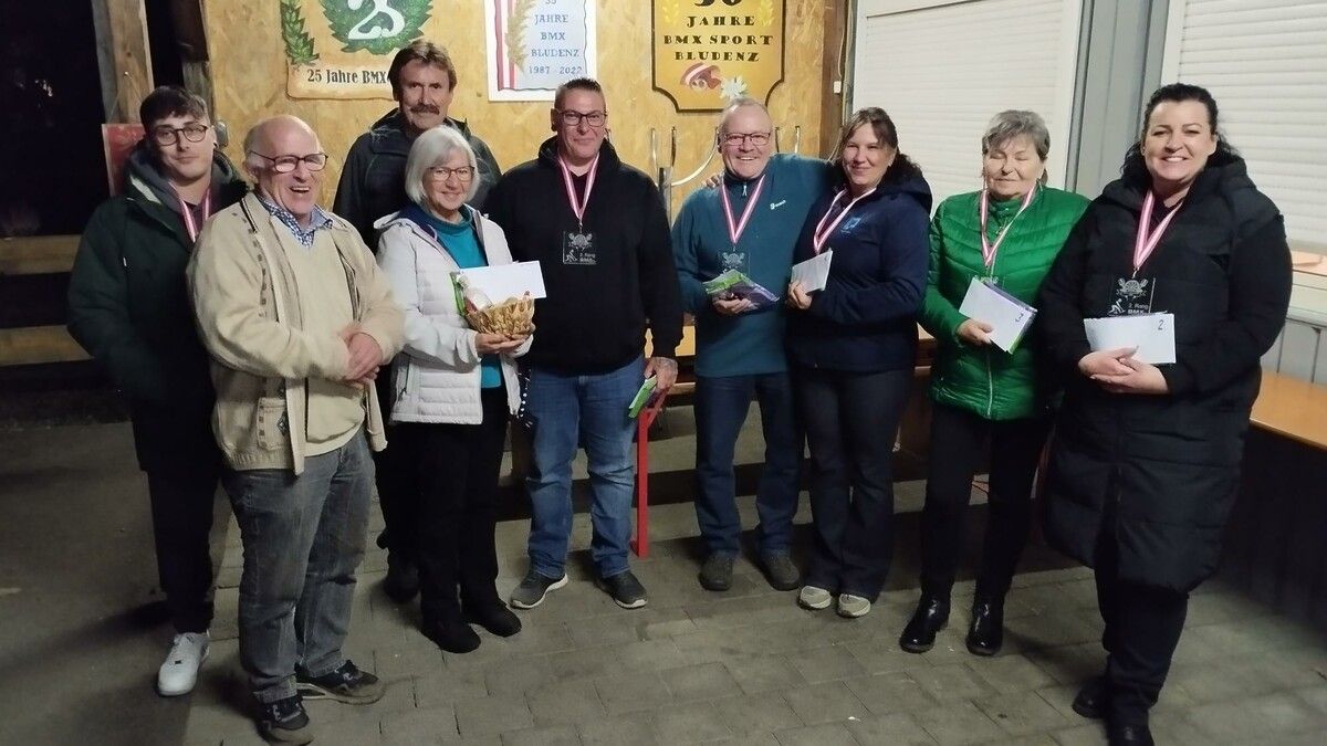 Laternenwanderung mit Musik und Leckereien – stimmungsvolle Einstimmung auf Weihnachten im Wald bei Satteins. ⇒PGR Satteins