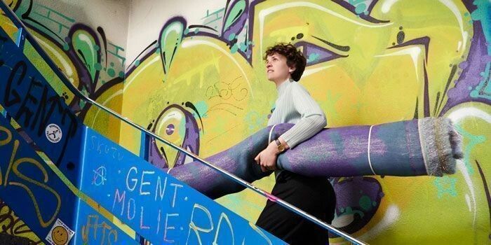 Mit ihrer Installation Coatings verwandelt Textilkünstlerin Marie Schumann die Haupttreppe des Kunstmuseums St.Gallen in einen Erfahrungsraum. ⇒Mirijam Kluka