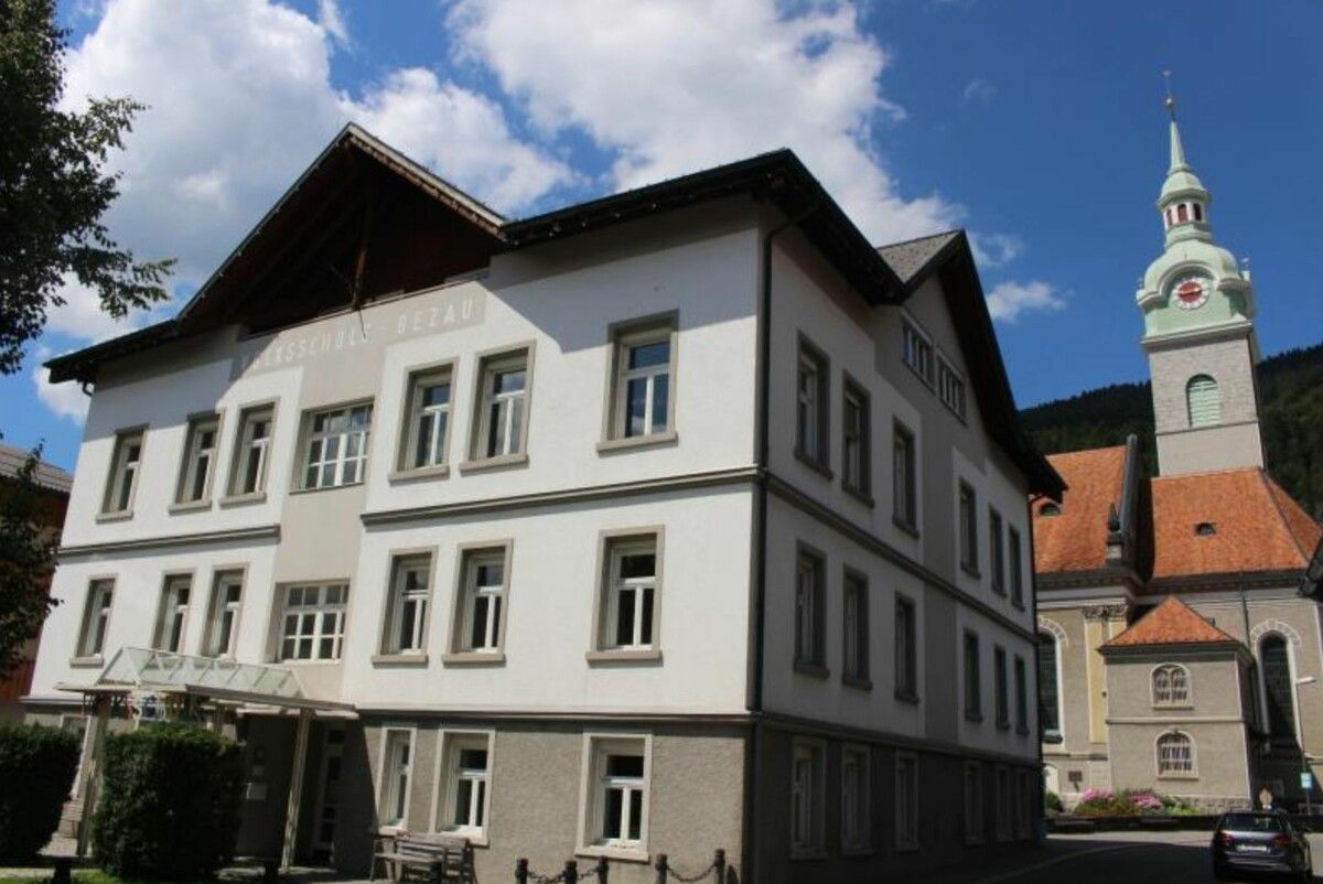 Mit Schulschluss stand die alte Volksschule zur Disposition und die in der Gemeindevertretung beschlossene Nachnutzung sieht auch Café, Arztpraxis und Räume für den Krankenpflegeverein vor. ⇒stp (3)