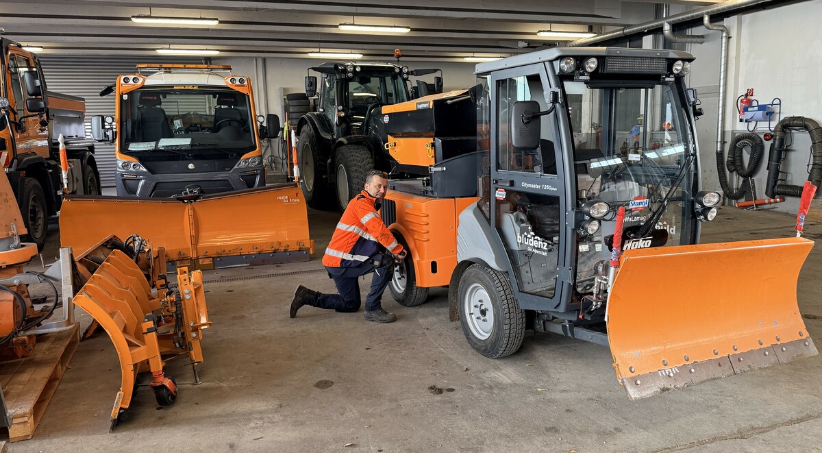 Mitarbeiter des Bauhofs bereitet die Räumfahrzeuge auf den Winterdienst vor.⇒ Stadt Bludenz