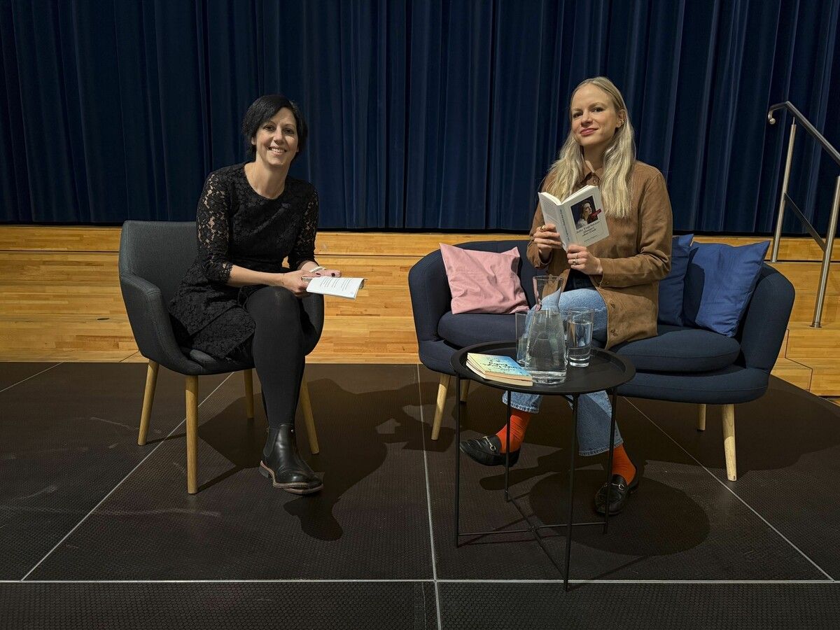 Moderatorin Nina Winkler und Autorin Julia Engelmann boten dem Publikum einen interessanten Abend.⇒Franc