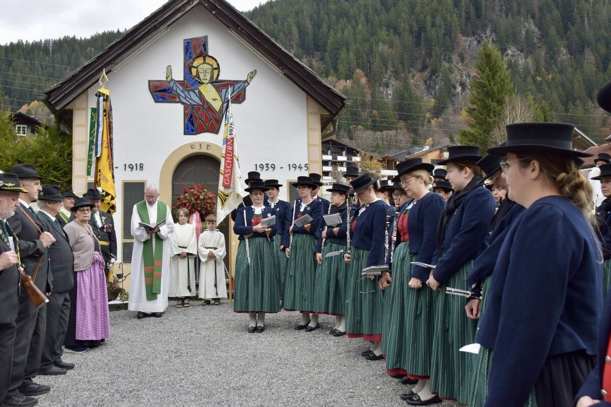 Musikantinnen und Musikanten der Bürgermusik Gaschurn-Partenen musizierten beim Gefallenengedenken am Friedhof und der vorhergehenden Messfeier in der Pfarrkirche.