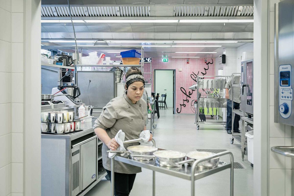 Nach einer herausfordernden Zeit während der Sanierungsarbeiten, kann in der Küche im Schützengarten endlich wieder gekocht werden.