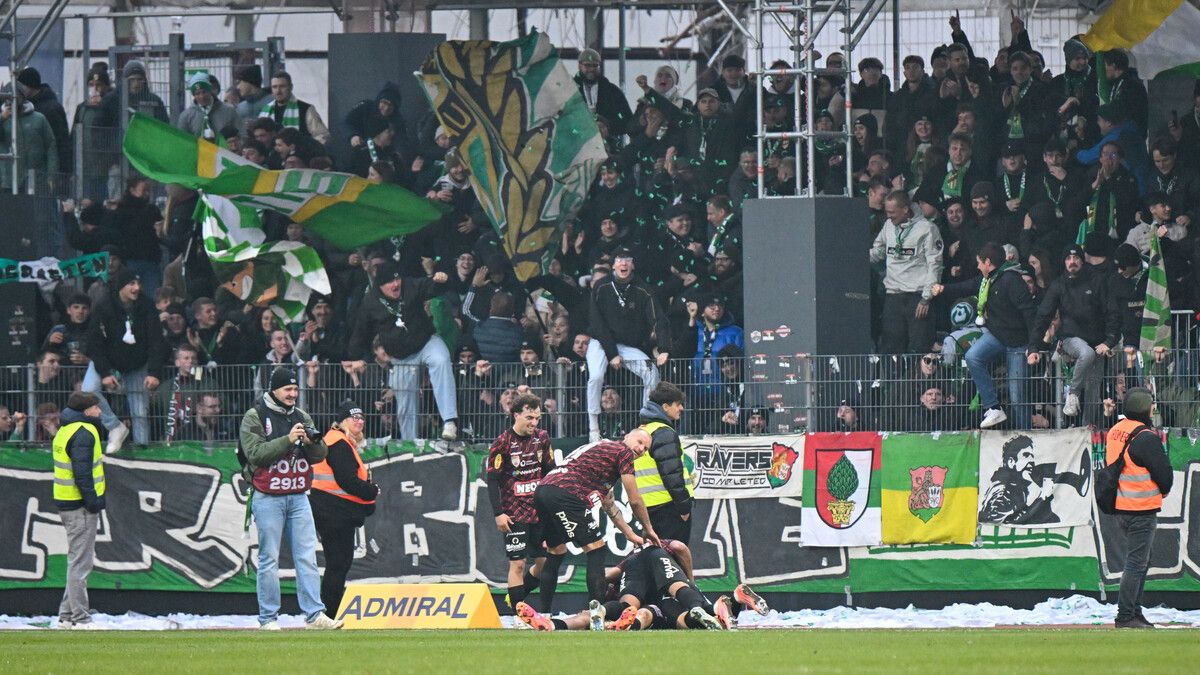 Nach seinem Siegtor sprintete Robin Voisine 70 Meter Richtung Austria-Fans, um sich von den Mitspielern „begraben“ zu lassen.⇒gepa