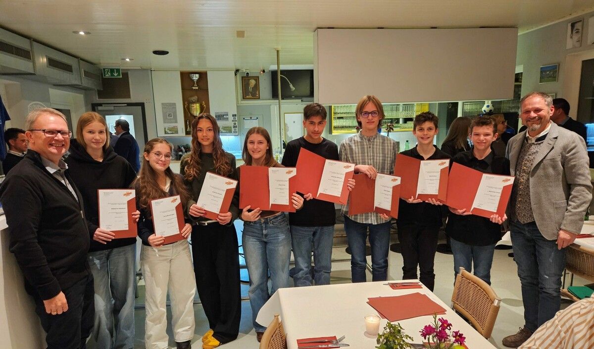 Nachwuchs aus der „Jungmusik“: Katharina Hämmerle, Anna Moosbrugger, Johanna Guschl, Emely Schele, Kristofer Haltmeier, Elias Klagian, Elias Schmid und Maxi Forster, im Bild von links mit Jugendreferent Michael Schmid und Vorstand Helmut Immler. Es fehlt Tamino Engstler. ⇒BMS