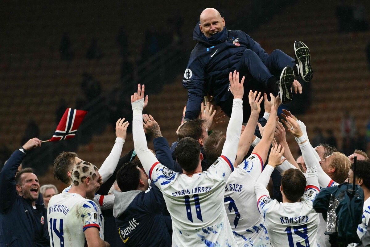 Norwegens Spieler lassen ihren Teamchef Stale Solbakken hochleben.⇒apa