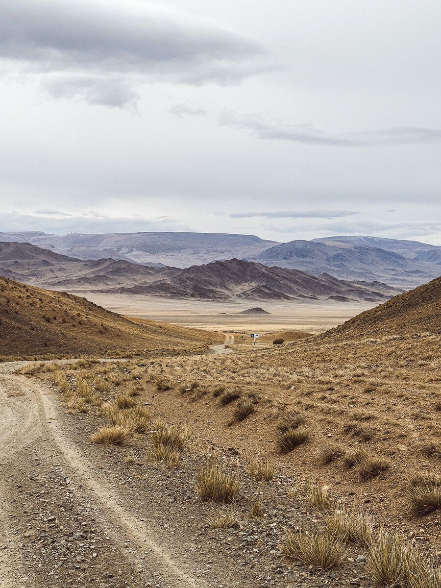 Ölgii liegt inmitten der Berge. Die Anreise mit dem Auto ist spektakulär.⇒Beate Rhomberg