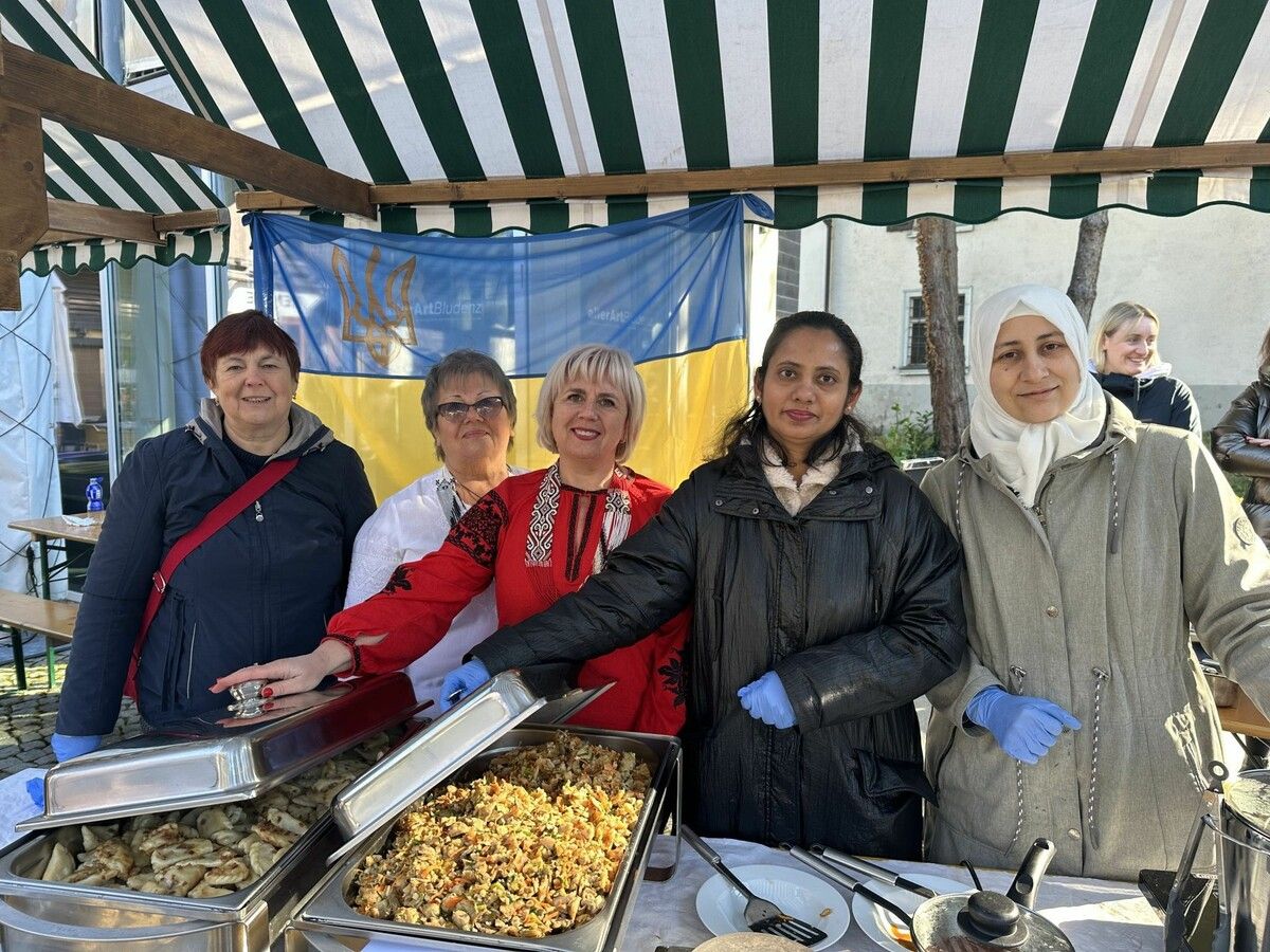 Olha, Anastasiia, Irina und Natalia aus der Ukraine, Linde Gedarrt Wathsala Matura Nirsoshani aus Sri Lanka sowie Mnawar Maya aus Syrien. ⇒Monika Bischof