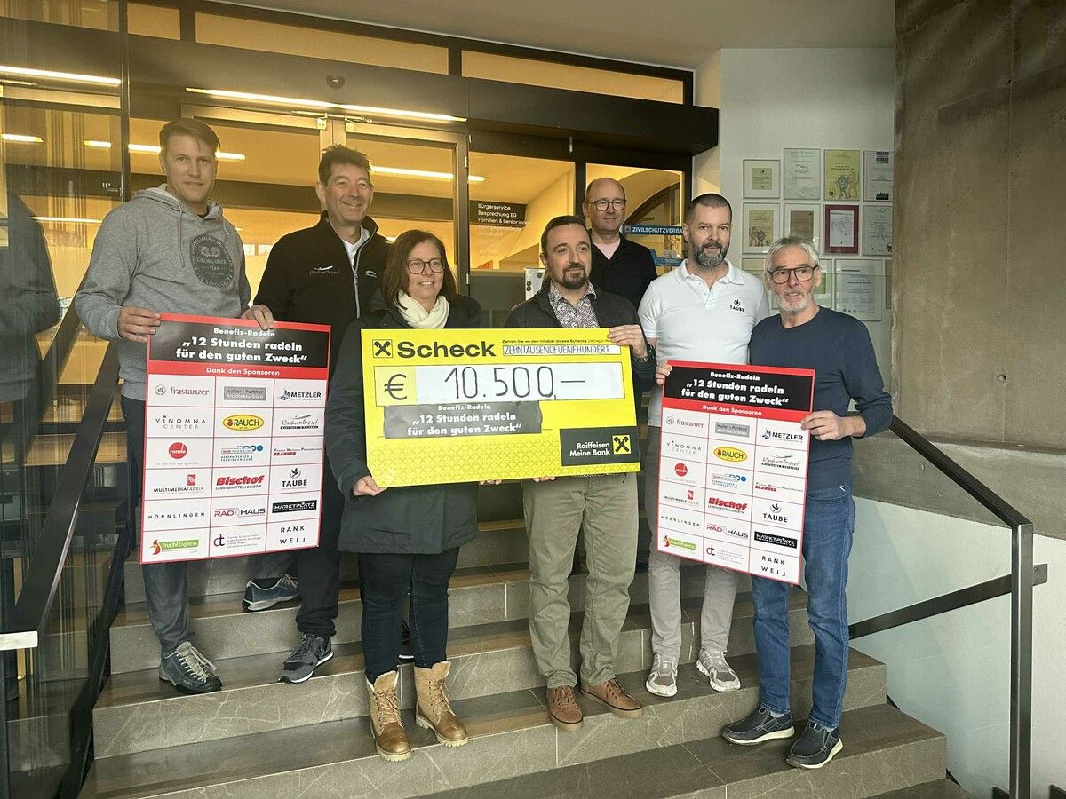 Organisator Armin Wille (r.), Alexandar Milojevic, Thomas Kofler, Roland Vith und Dominic Mayer übergaben Rankweil Bürgermeisterin Katharina Wöß-Krall und Andreas Künzle den Spendenscheck.⇒Thomas Knobel