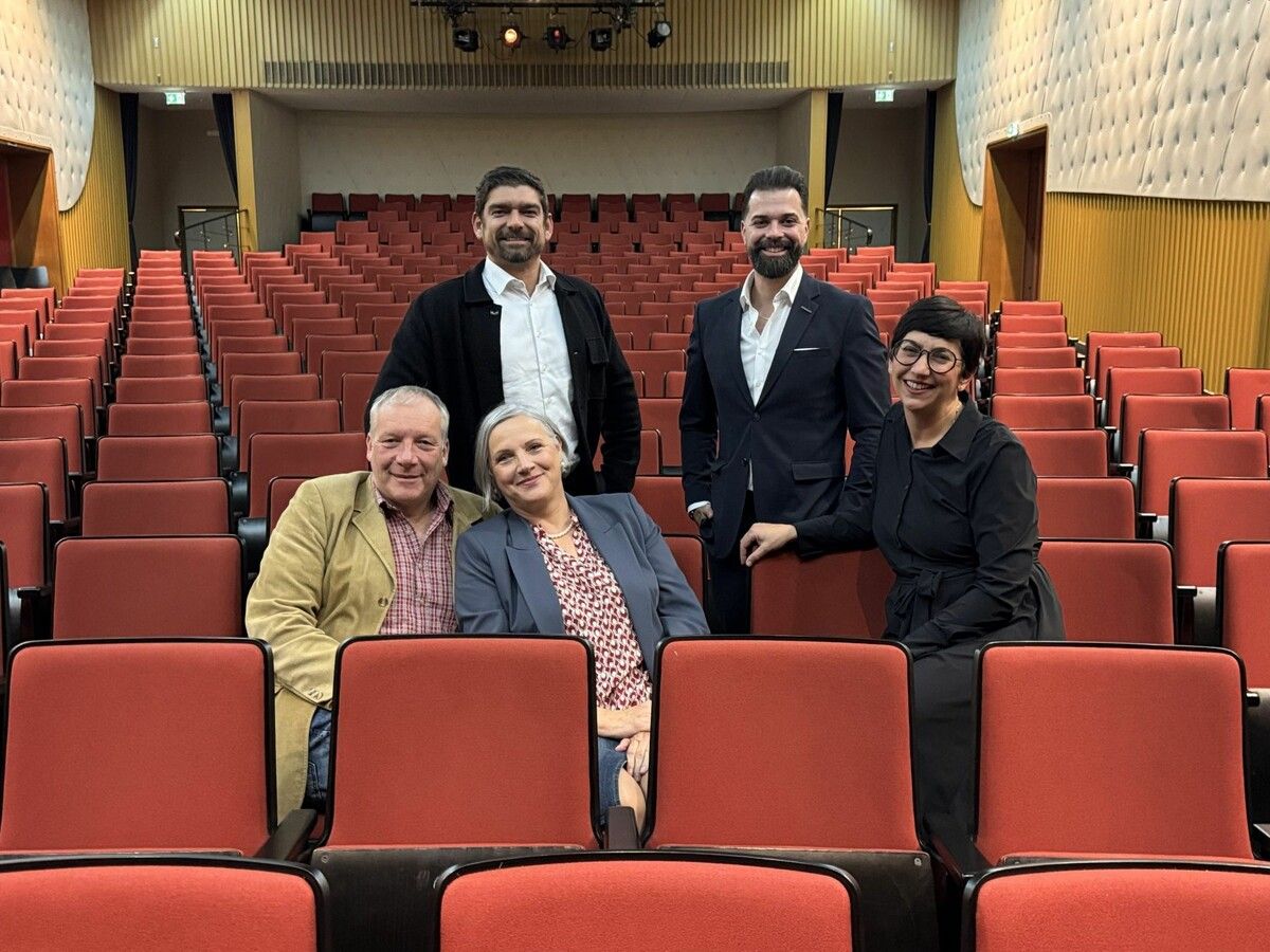 Patrick Fleisch (Leiter Key Account Russmedia Impact), Organisator Benjamin Pilz (Leiter des Regionalverkaufs bei Russmedia Impact), GF Katja Jochum (Vorarlberger Volkstheater) mit den Kabarettisten Stefan Vögel und Maria Neuschmid. ⇒Sigrid Juen