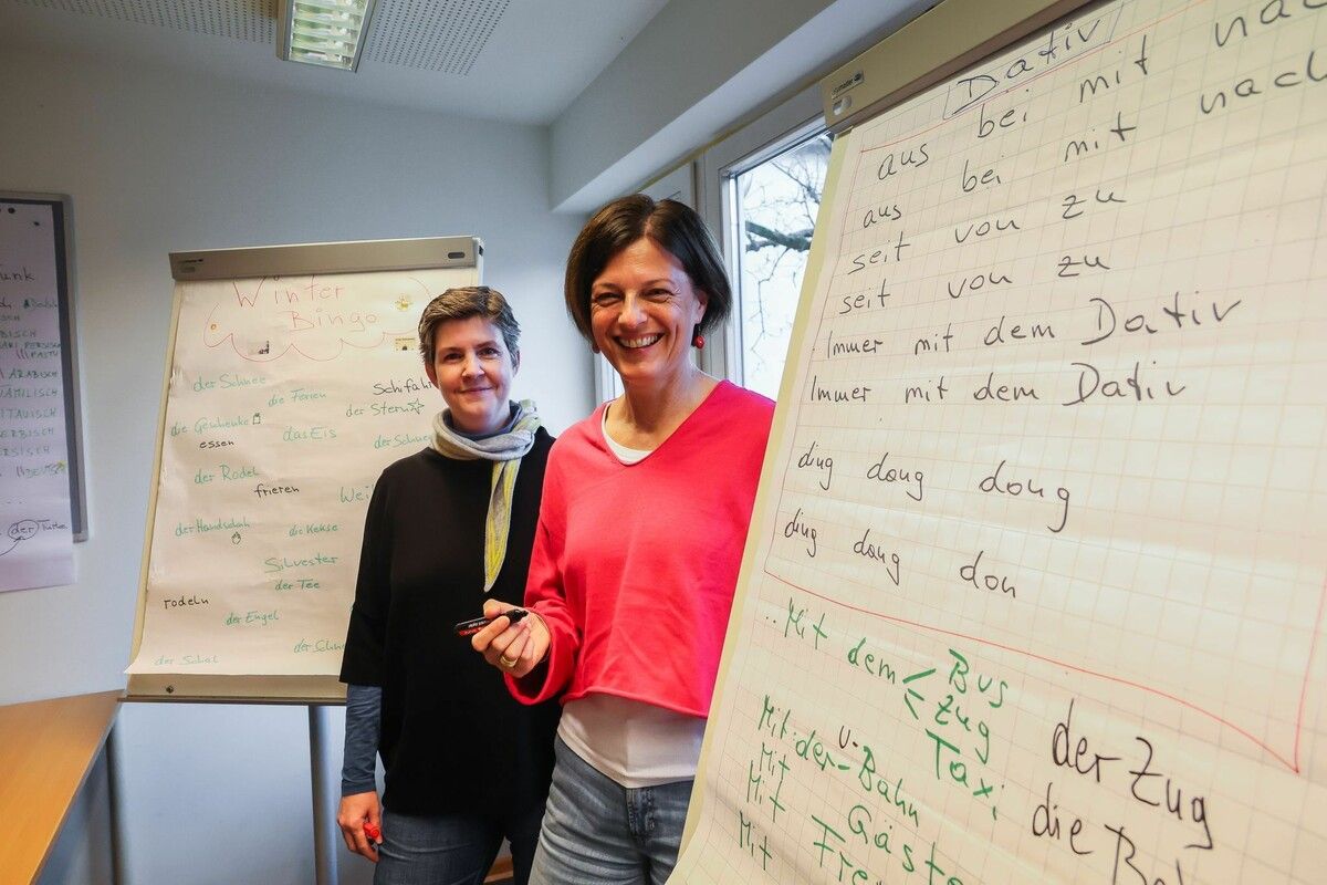 Petra Felder und Eva Maria Trunk sind die Deutschtrainerinnen des Projekts.⇒ VN/Steurer