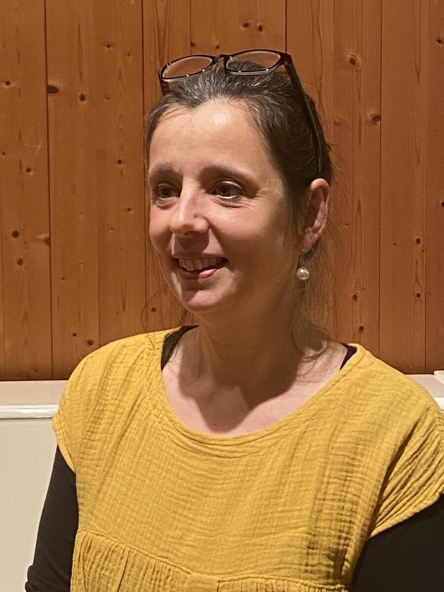 Pfarrerin Naemi Schmit-Stutz: „Gottes Gerechtigkeit drückt sich in den Büchern der Bibel aus, indem er Menschen aus Not und Unterdrückung befreit.“⇒TM