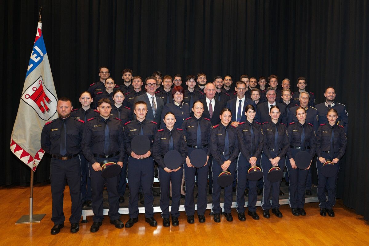 Polizeiführung und Politik freuen sich über zahlreiche angehende Sicherheitskräfte.⇒vlk