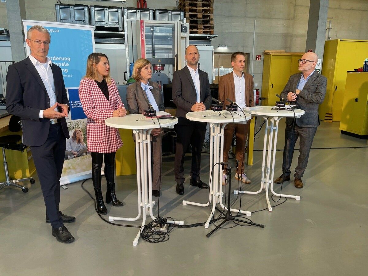 Präsentation in der FHV (v.l.): Jimmy Heinzl (Wisto), Tanja Spennlingwimmer (aws), LR Barbara Schöbi-Fink, LR Marco Tittler; Markus Preißinger (FHV) und Thomas Mair (Land Vorarlberg).⇒VN