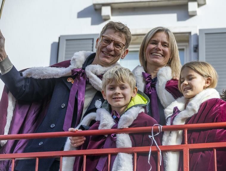 Prinz Ore der 68., Armin I., und seine Lieblichkeit Caroline II. mit den beiden Infanten Lina (11) und Jakob (9).