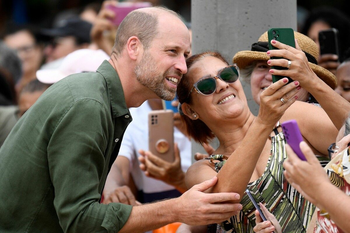 Prinz William trifft auf seiner Brasilienreise auch Inselbewohner auf Paquetá - und stellt sich bereitwillig für Selfies zur Verfügung.