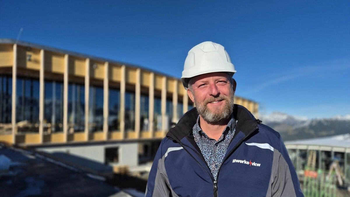 Projektleiter Marcus Weber zeigt den Baufortschritt des neuen Bergrestaurants Grüneck am Golm. ⇒ VN/JUN