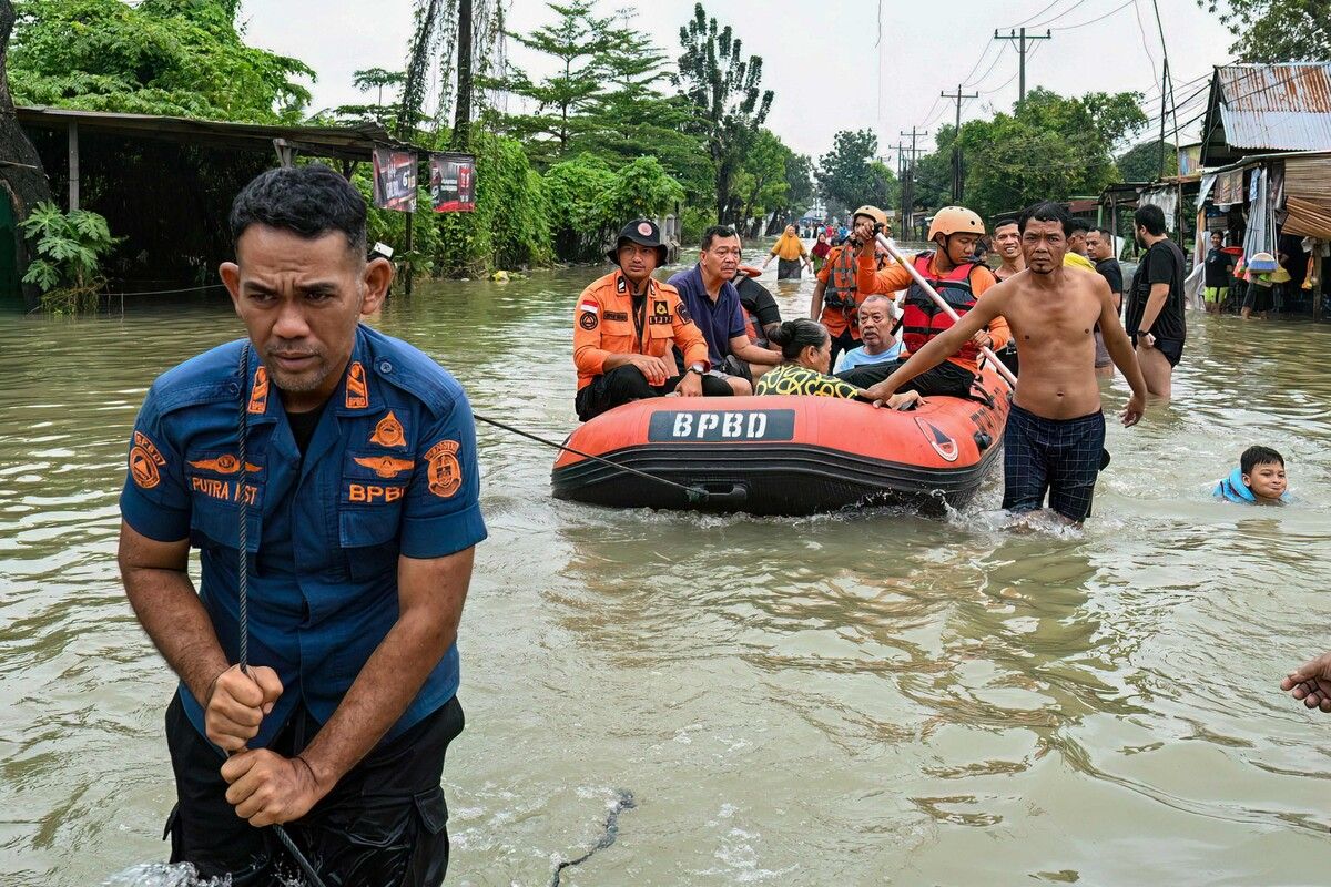 Rettungskräfte in Aceh retten eine ältere Person mit einem Schlauchboot. ⇒ afp
