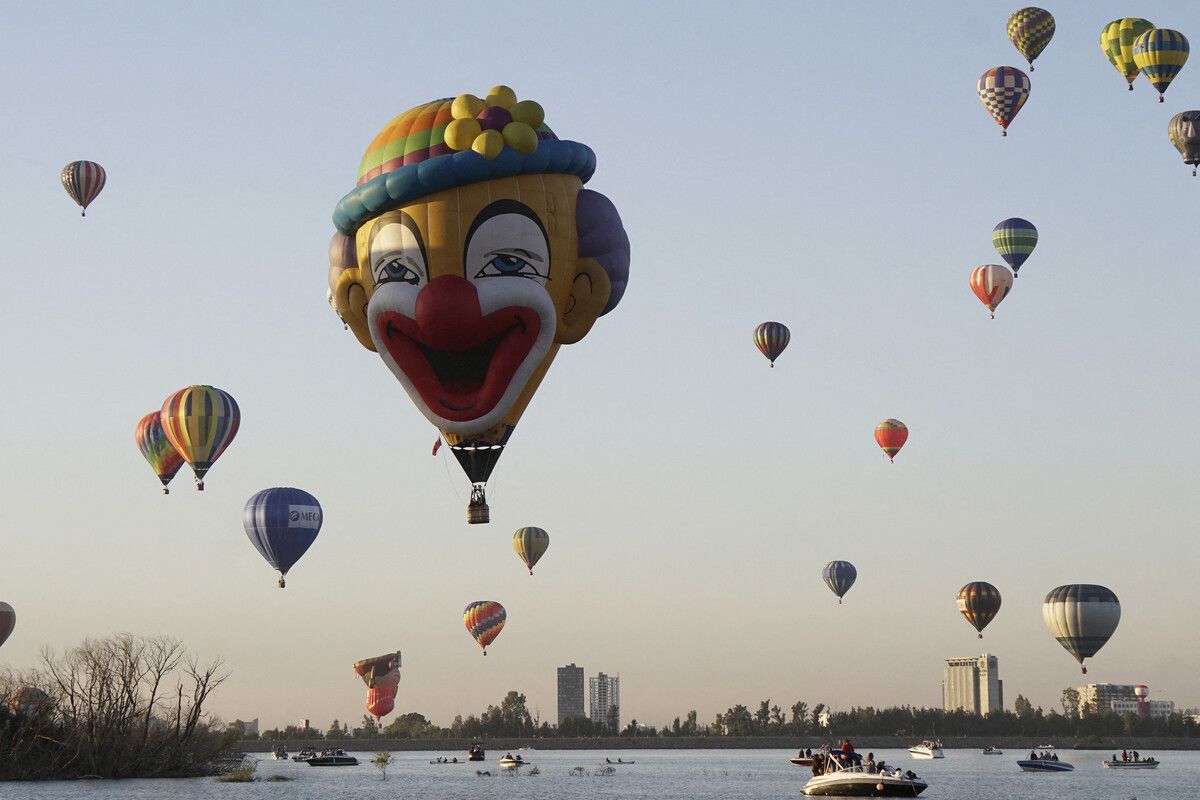 Riesige Heißluftballons steigen beim Internationalen Ballonfestival 2025 im Parque Metropolitano über León, Guanajuato, in den Himmel.