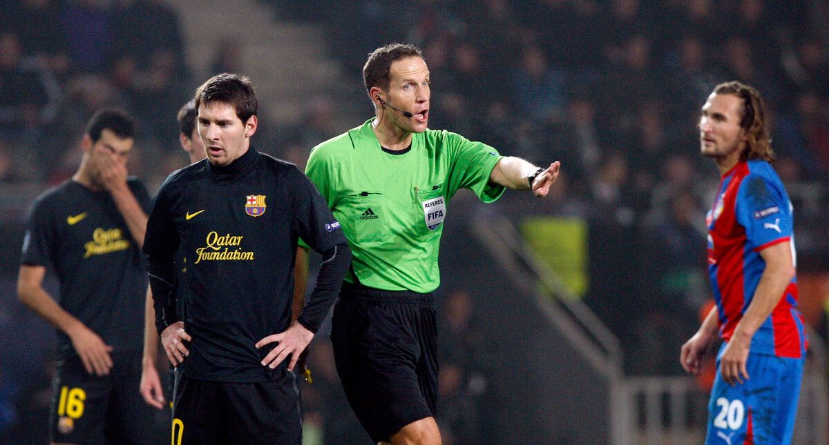 Robert Schörgenhofer bei seinem letzten Spiel in der Champions League mit Lionel Messi, damals noch beim FC Barcelona.⇒gepa