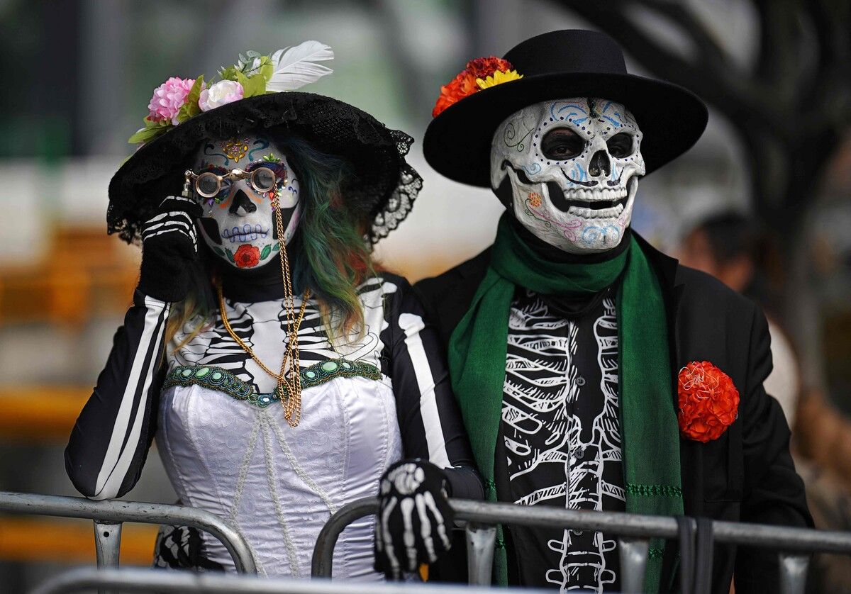 Rund 1,5 Millionen Menschen haben in Mexiko-Stadt an einer farben­frohen Parade zum Tag der Toten teilgenommen.