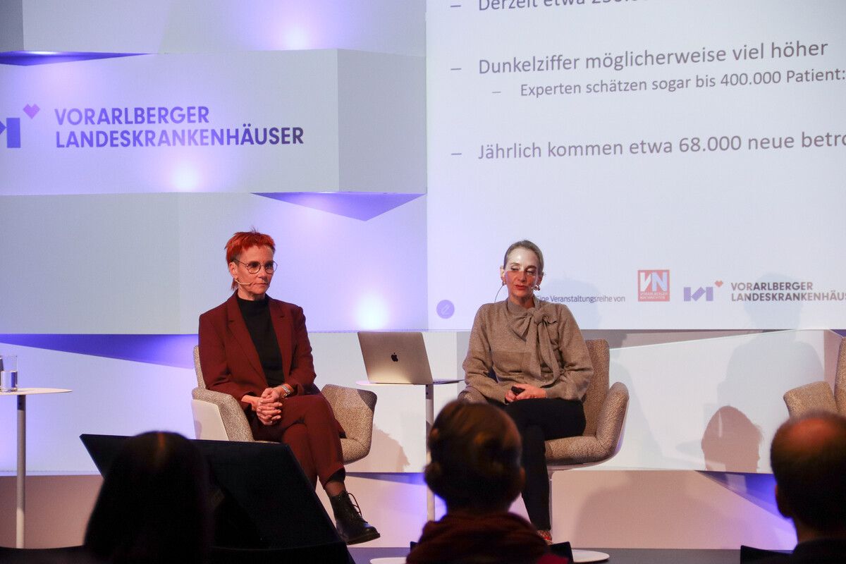 Sandra Dietrich (l.) und Primaria Nina Häring berichteten voller Leidenschaft aus ihren jeweils beruflichen Feldern der Wundheilung. ⇒vlkh