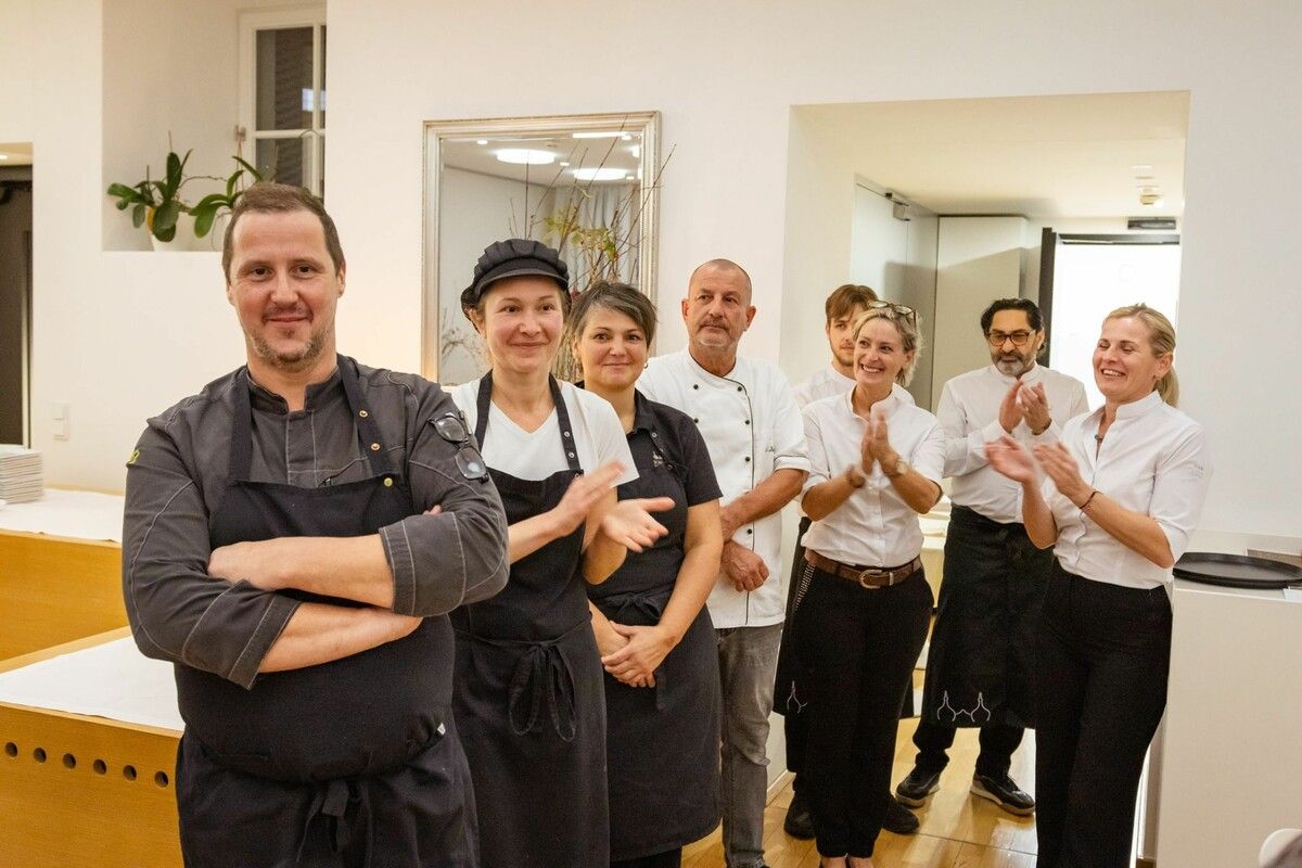 Schloss-Hofen-Küchenchef Roland Schlacher mit seinem Team: Maria Pincak, Adele Rädler, Andreas Kunz, Peter Bican, Cäcilia Mohr, Miorel Oprea und Julia Hartmann, von links.⇒Manfred Schallert (2)