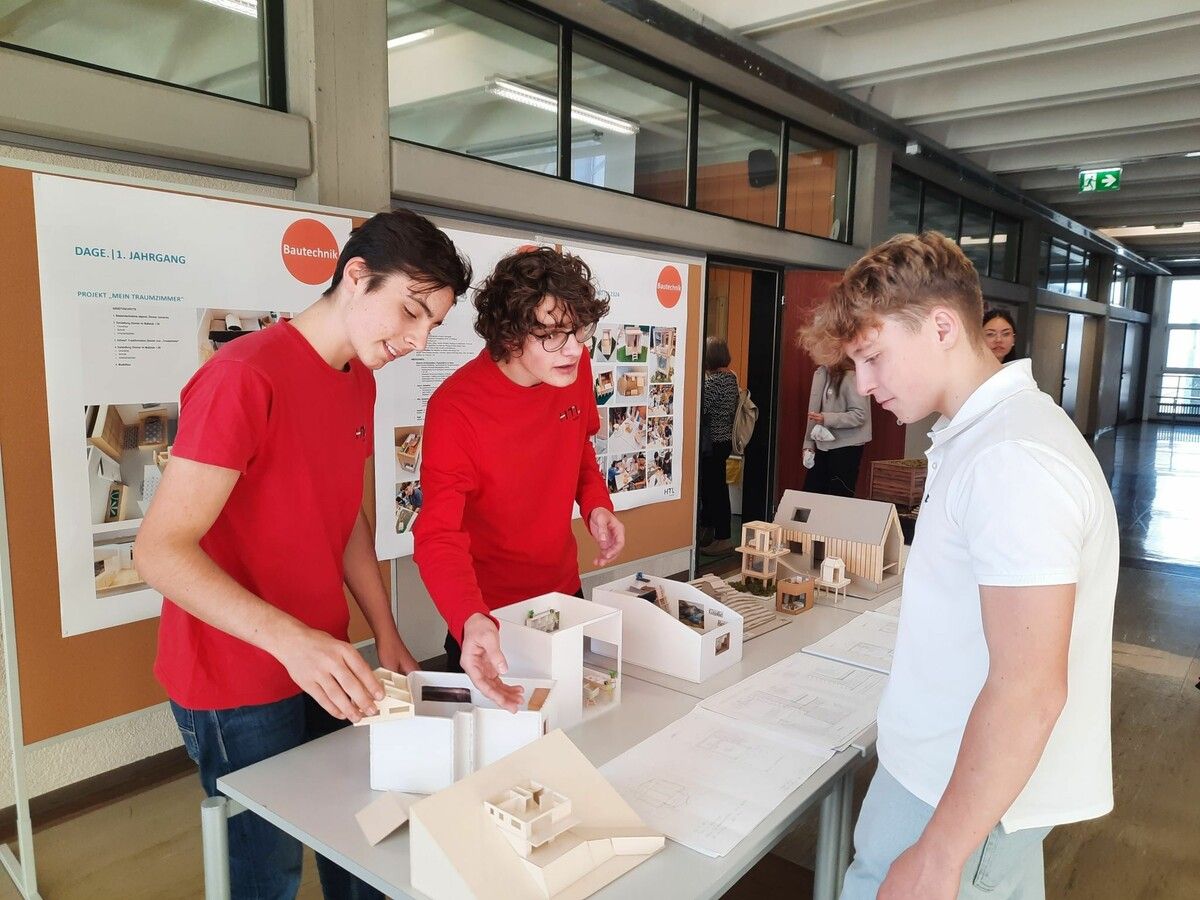 Schüler informieren vor Ort über die Ausbildung.⇒Emanuel Gächter