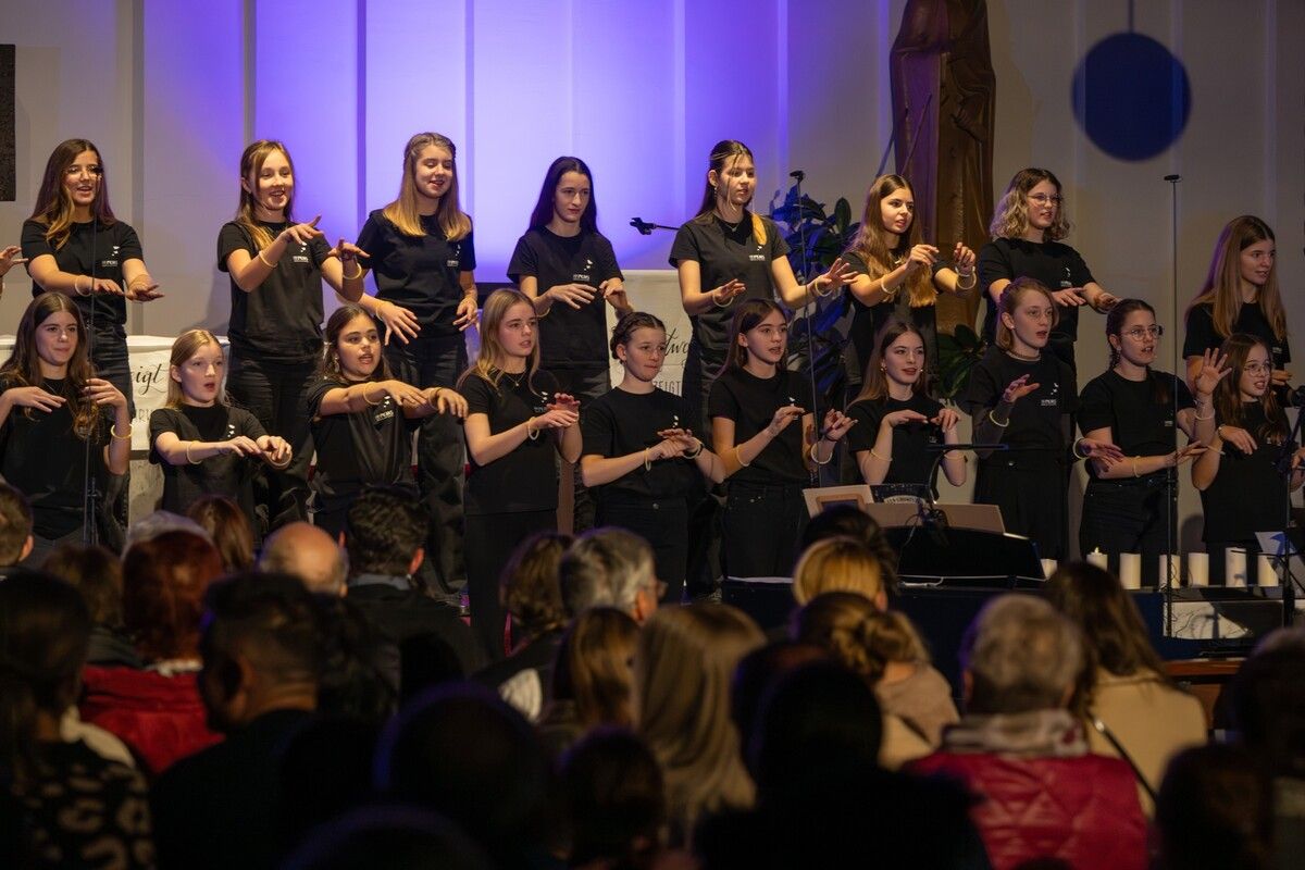 Schülerinnen der Mittelschule Institut St. Josef zeigen ihr musikalisches Können. ⇒lins
