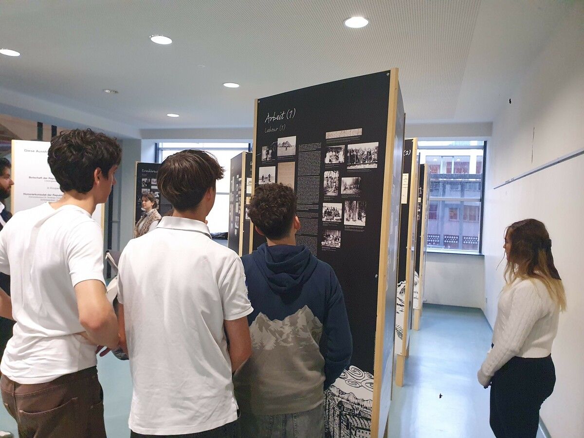 Schülerinnen und Schüler beim Lesen der Tafeln. ⇒Gymnasium Bludenz