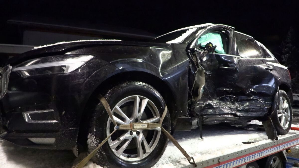 Schwerer Unfall bei winterlichen Bedingungen: Zwei Frauen wurden in ihren Fahrzeugen eingeklemmt.⇒shourot