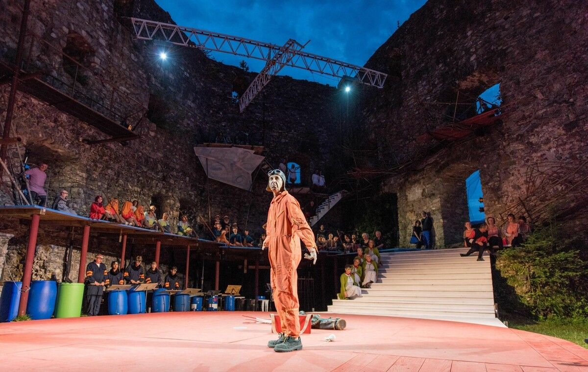 Sein Werk „Die Vögel“ wurde bei den Burgspielen in der Burgruine Jagdberg aufgeführt. ⇒Stiplovsek Dietmar