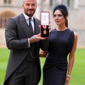 „Erhebt Euch, Sir David!“