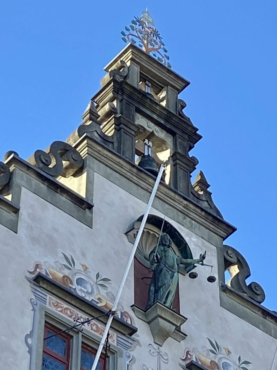 Sie darf nicht fehlen: Die Justitia – Göttin der Gerechtigkeit – krönt die Fassade des alten Lindauer Rathauses. ⇒Thomas Matt