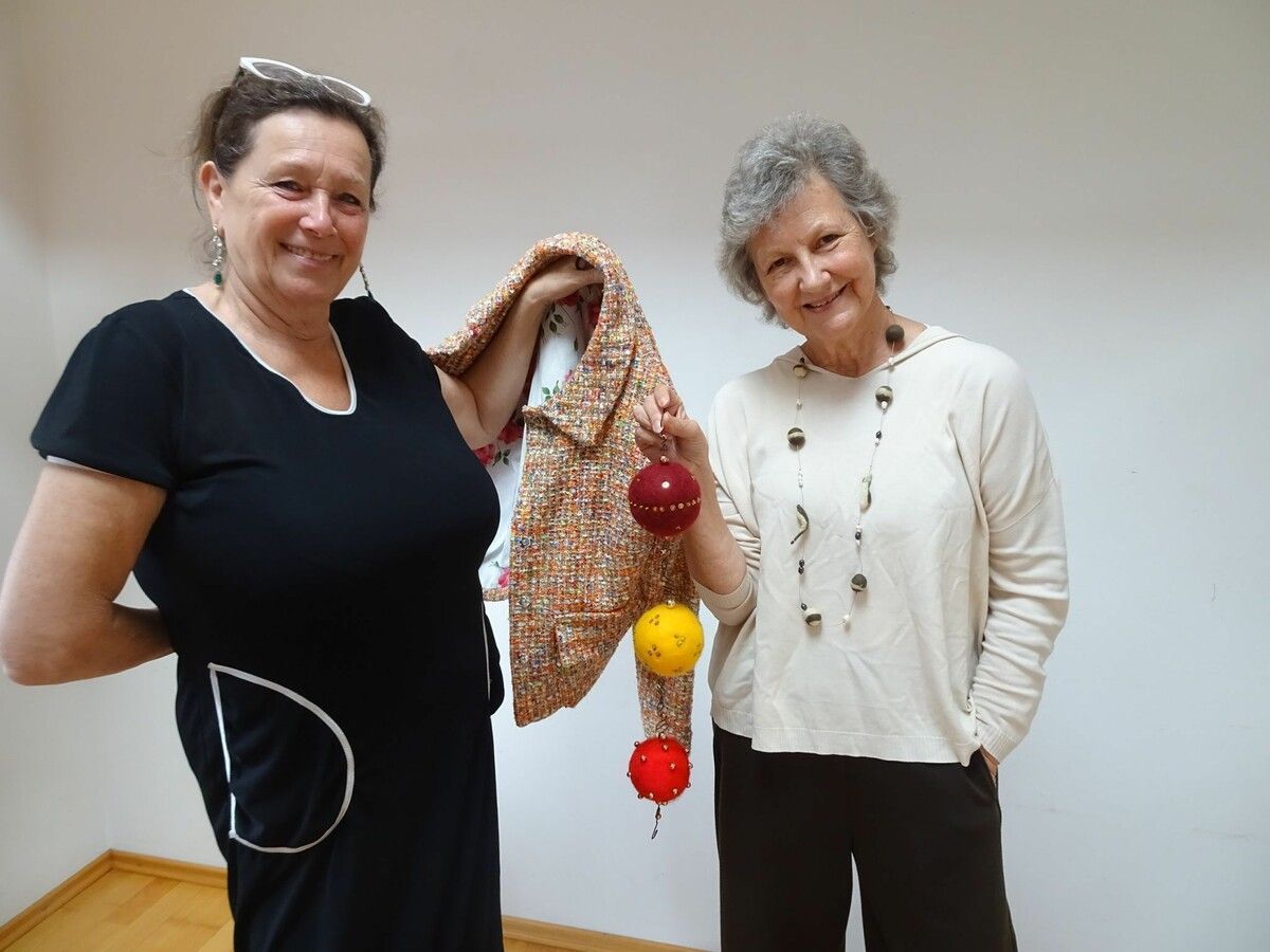 Sind auch heuer wieder beim Kunsthandwerksmarkt dabei: Textilkünstlerin Evelyn Fricker und Andrea Sandri, die ganz unterschiedliche Handarbeiten präsentiert.⇒Carmen Thurnher
