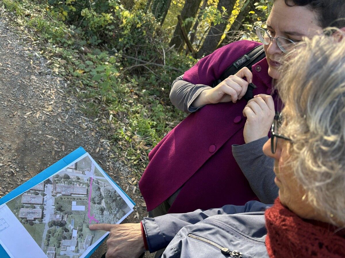 So soll die Zufahrt verlaufen, rein über Gemeindegrund. Dabei gehören zwei nahe Grundstücke dem Verkäufer und eines den Eltern der Käufer. ⇒VN