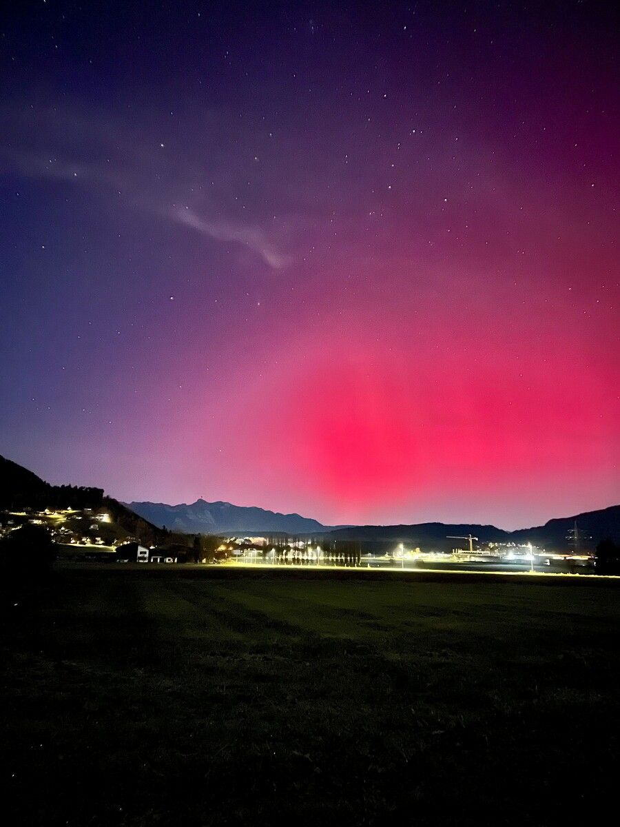 Sonnenstürme brachten die pink-purpurfarbenen Polarlichter nach Vorarlberg – hier von Nenzing aus gut zu bewundern. ⇒
