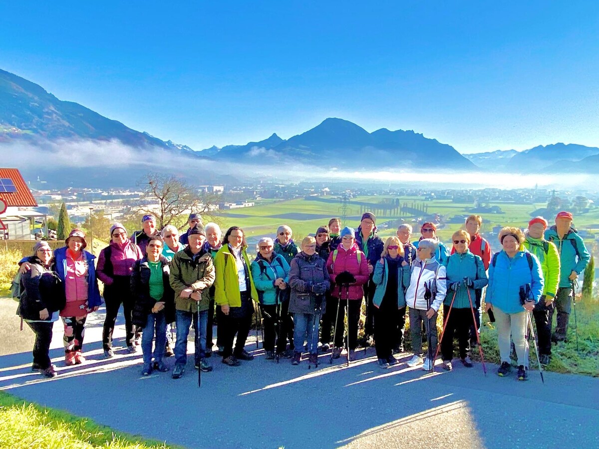 27 Wanderer genossen bei strahlendem Novemberwetter eine stimmungsvolle Tour nach Nenzing.⇒ Kneipp-Aktiv-Club Rankweil