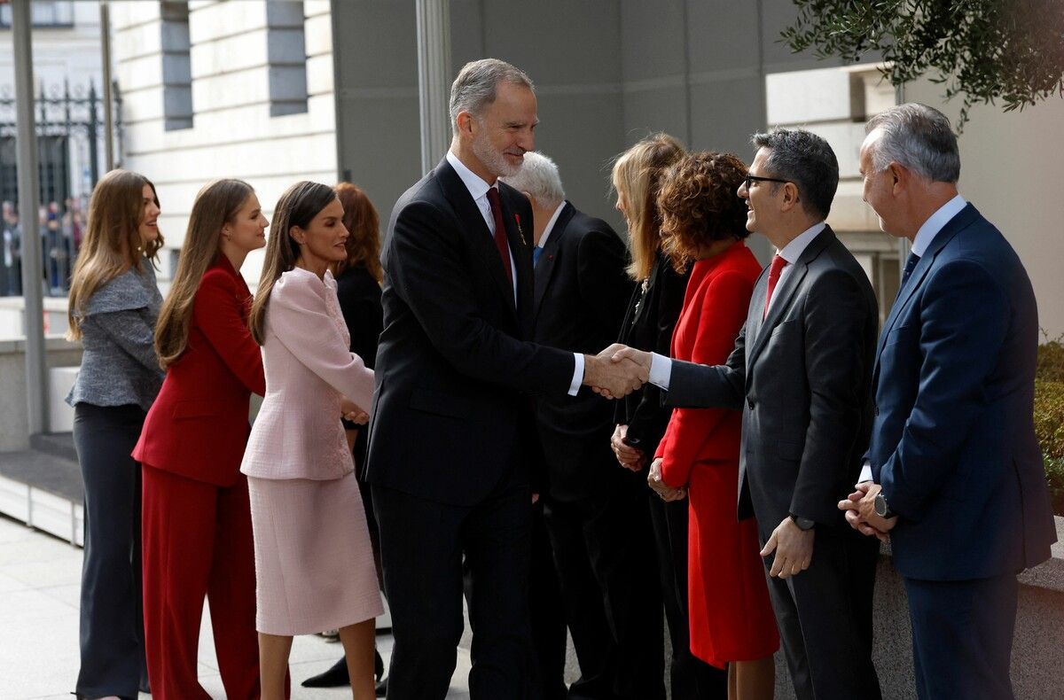 Spaniens König Felipe VI schüttelt Spaniens Justiz- und Präsidentschaftsminister Félix Bolaños die Hand, als er ankommt, gefolgt von Königin Letizia, Kronprinzessin Leonor und Prinzessin Sofía, zur Zeremonie zum 50. Jahrestag der Wiederherstellung der Demokratie im Kongress in Madrid. afp (5)