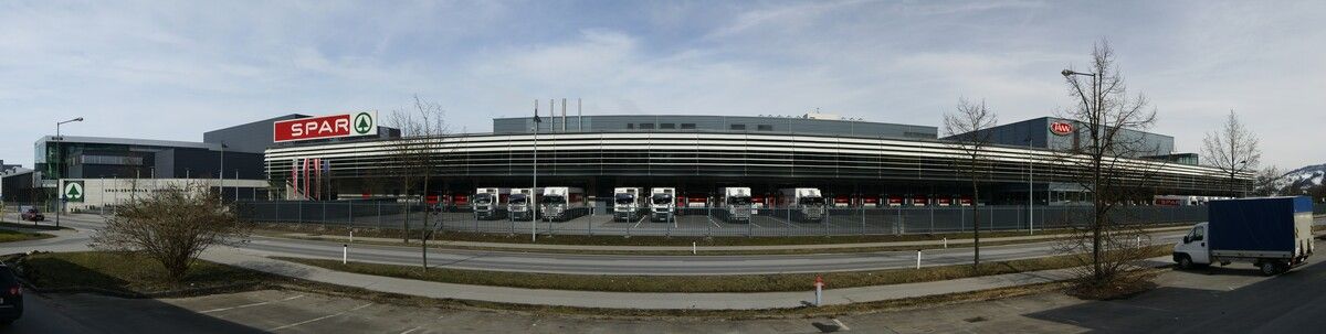 Spar-Zentrale in Dornbirn. Der Ausbau soll an rechts an das Lager anschließend erfolgen. ⇒Wiki/Böhringer