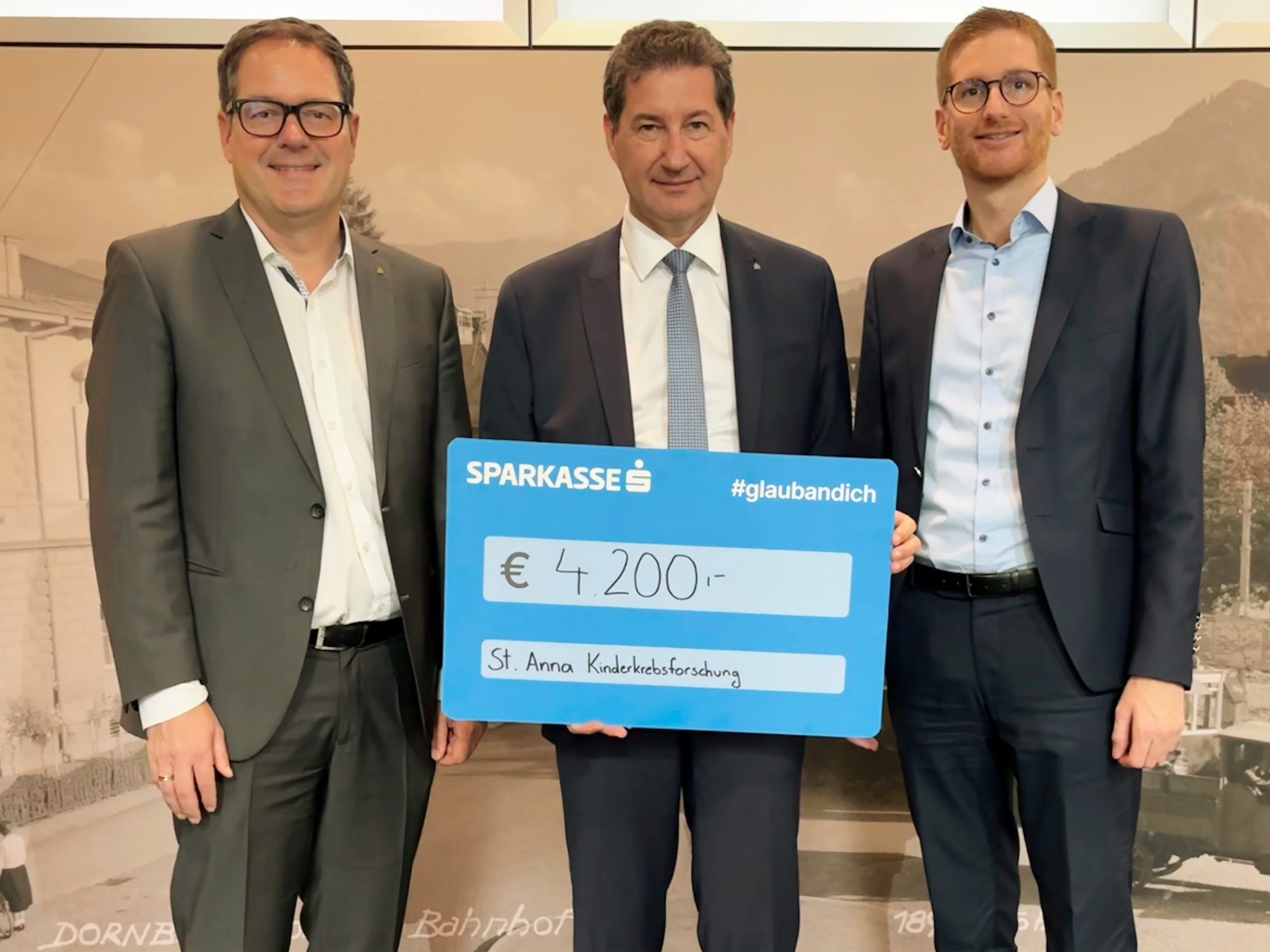 Spende Beim Martinimarkt war die Dornbirner Sparkasse wieder mit einem Stand vertreten, an dem Mitarbeiter Getränke verkauften. Sie sammelten 4200 Euro. Die Spenden kommen der St. Anna Kinderkrebsforschung zugute. Im Bild: Vorstandsdirektoren Martin Jäger und Harald Giesinger mit Filialleiter Dominic Stecher. ⇒SPK