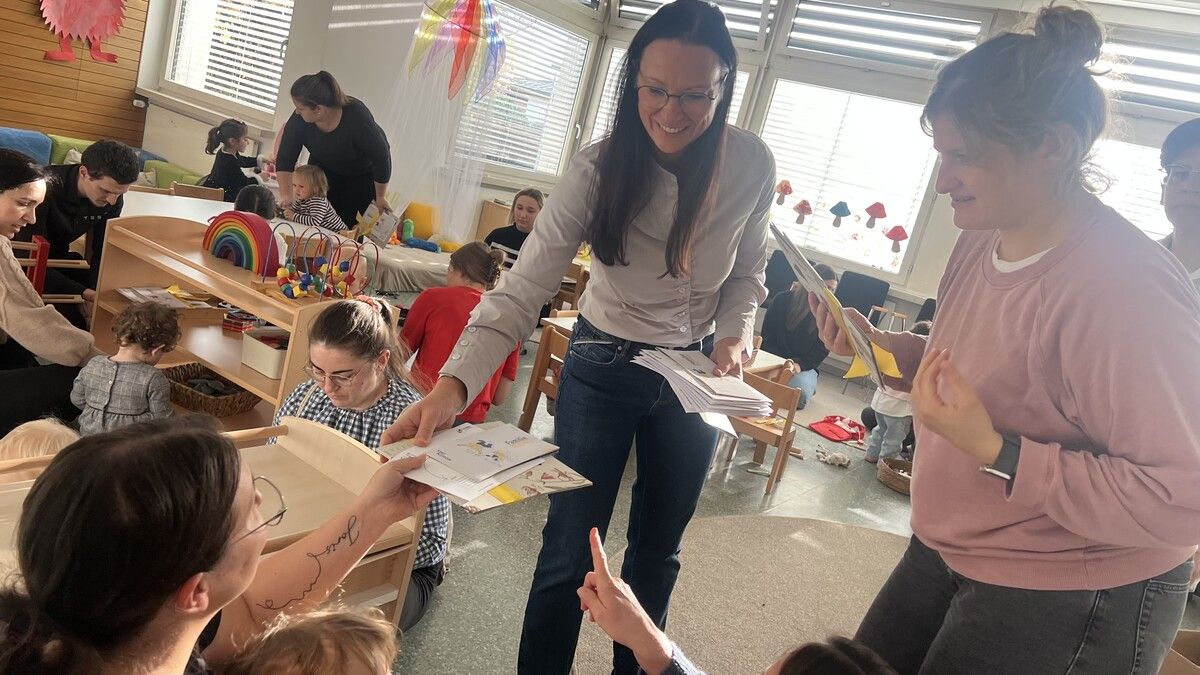 Stadträtin Daniela Metelko-Micheluzzi (r.) verteilte Infomaterial. ⇒stadt hohenems