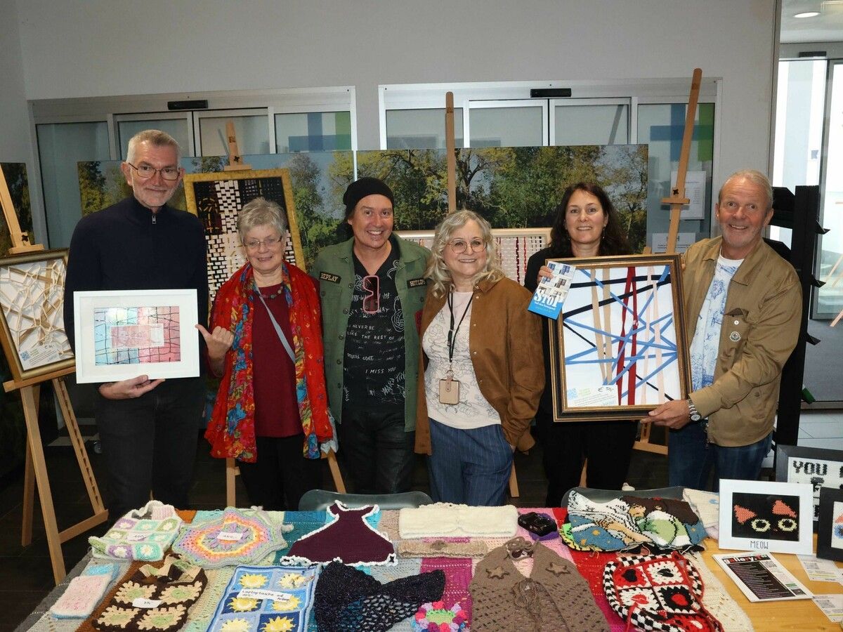 „StoP“-Mitarbeiterin Nadine Gadient (2.v.r) mit Unterstützern Heinz Rainer Fuchs, Rosemie Becker, Andreas Ender, Susanne Walser und Armin Dingler.⇒Arno Meusburger (3)