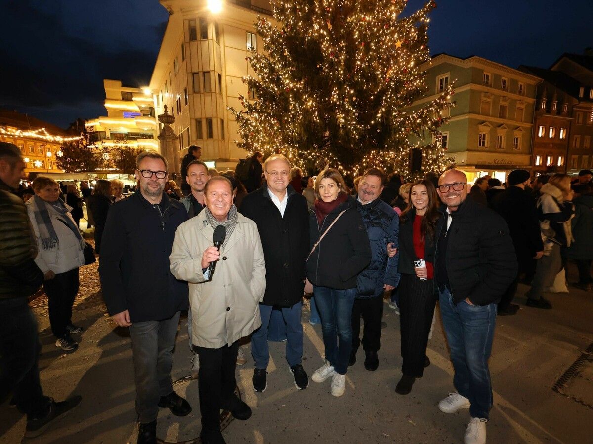 StR. Robert Vögel, Stadtmarketingchef Robert S. Salant, Moderator Roberto Kalin, Bgm. Elmar Rhomberg und Cilli, Landtagsvizepräs. Hubert Kinz, Elena Lazarchuk und Bgm. Michael Ritsch. ⇒AME