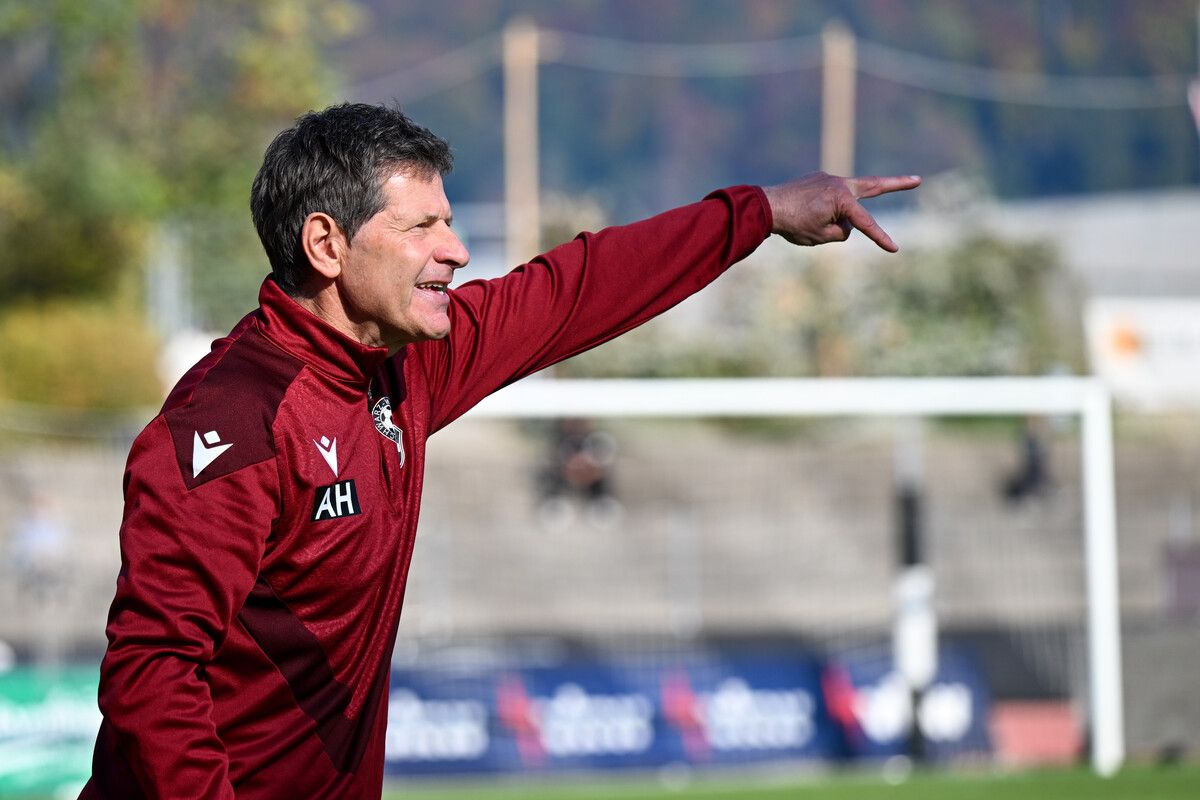 SW-Bregenz-Trainer Andreas Heraf zeigt es an: Seine Mannschaft soll in Zukunft noch offensiver auftreten und die nötigen Punkte für den Klassenerhalt einfahren.⇒gepa